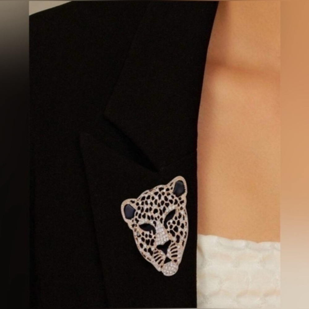✨NEW Elegant Leopard Brooch in Black and Silver